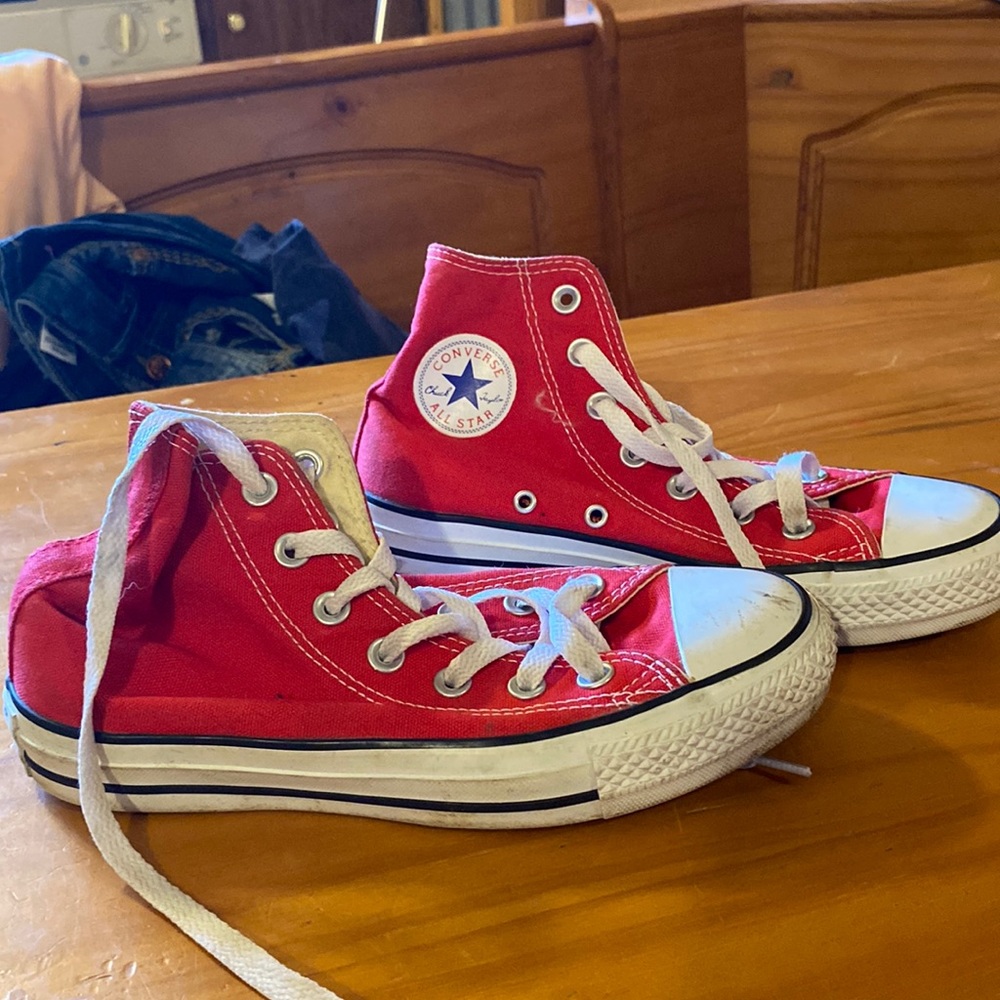 Red size 4 Converse